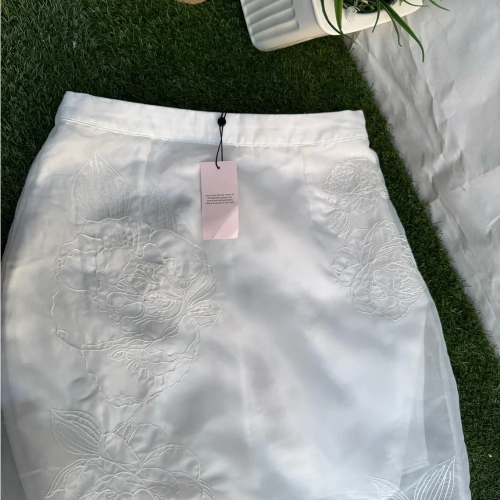Cinq à Sept Etta Floral
Embroidered Maxi Skirt in Ivory size 4 women - Picture 7 of 11